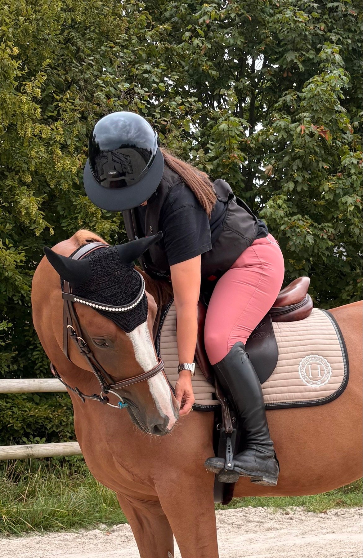 Cavalière et son cheval, en tenue Sellerie DTL